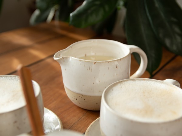 reserviert für Claudia: 2x Milchkännchen in weiß (komplett weiß glasiert)