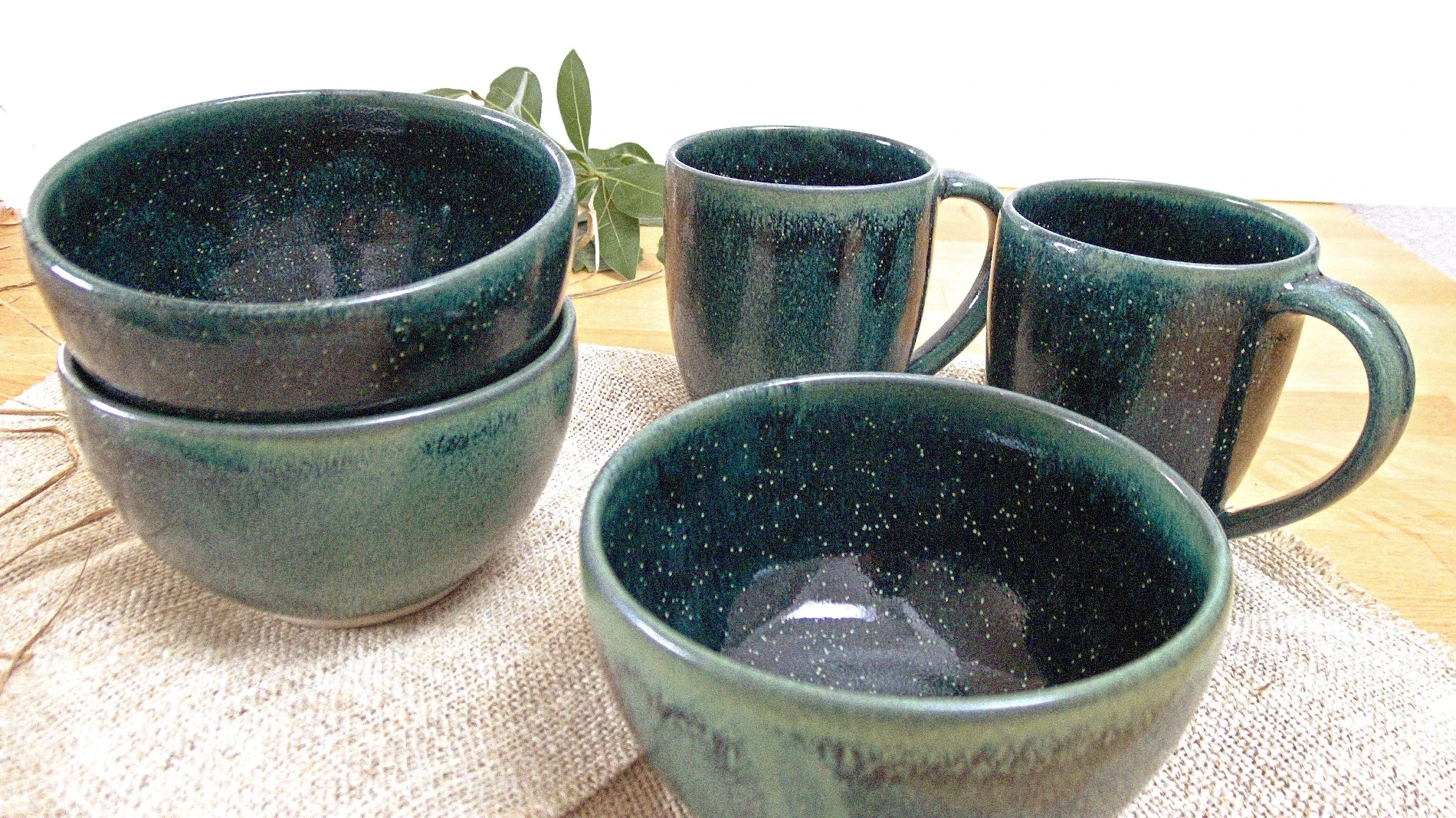 Bild von handgemachtem grünen Keramik-Geschirr