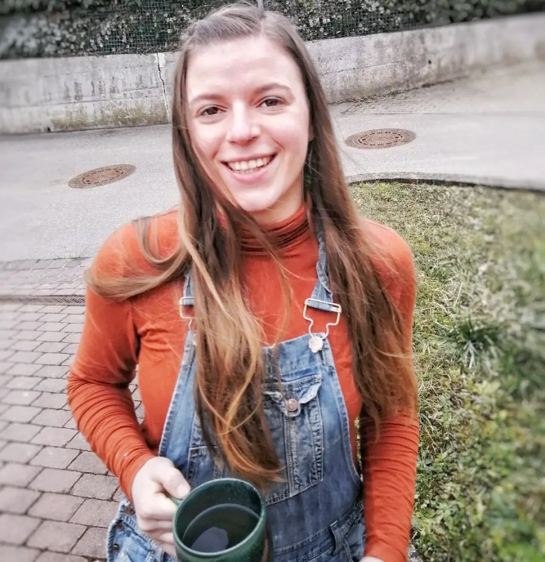 Jana Döring Töpferin mit Kaffeetasse 