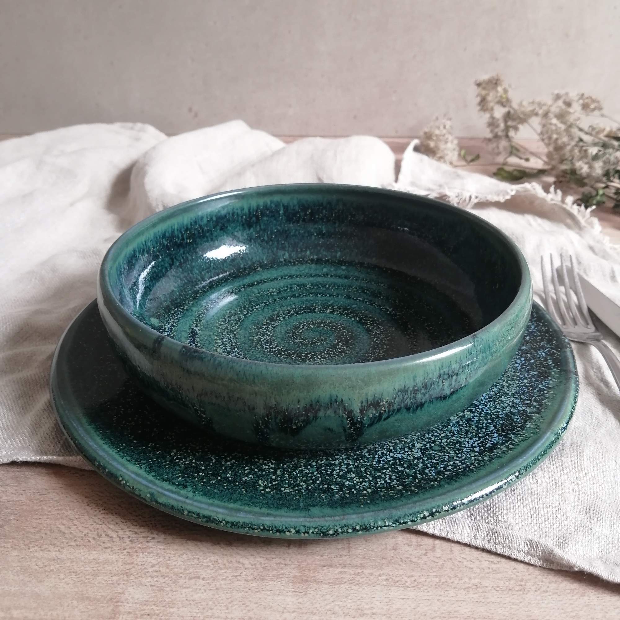 geschirr-tiefe-teller-getoepferter-tellerre2GPMazefueL