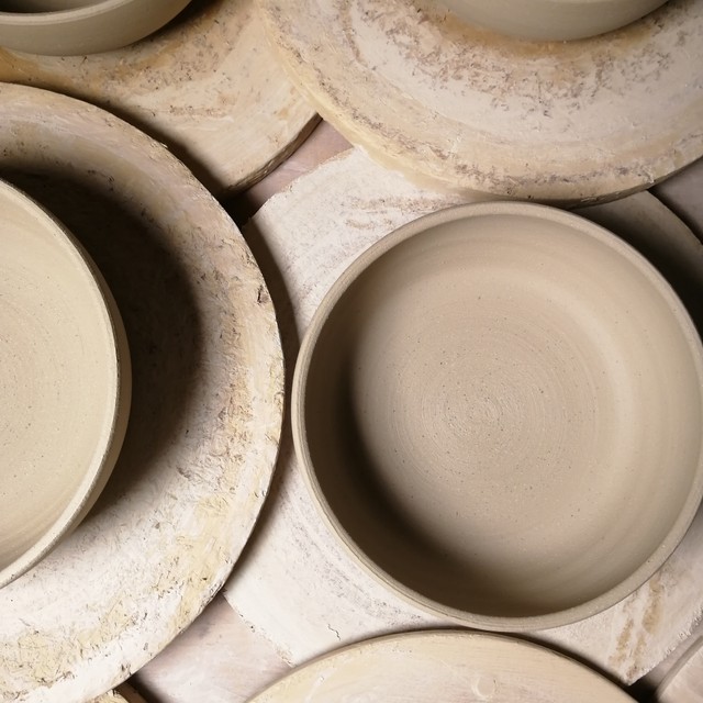 getoepferte-schalen-in-der-werkstatt